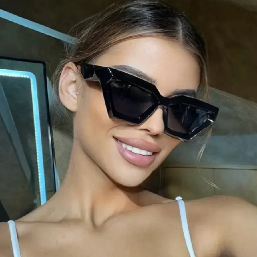 Black Square Sunglasses Women  - Vintage Fashion Female recensione e prezzo