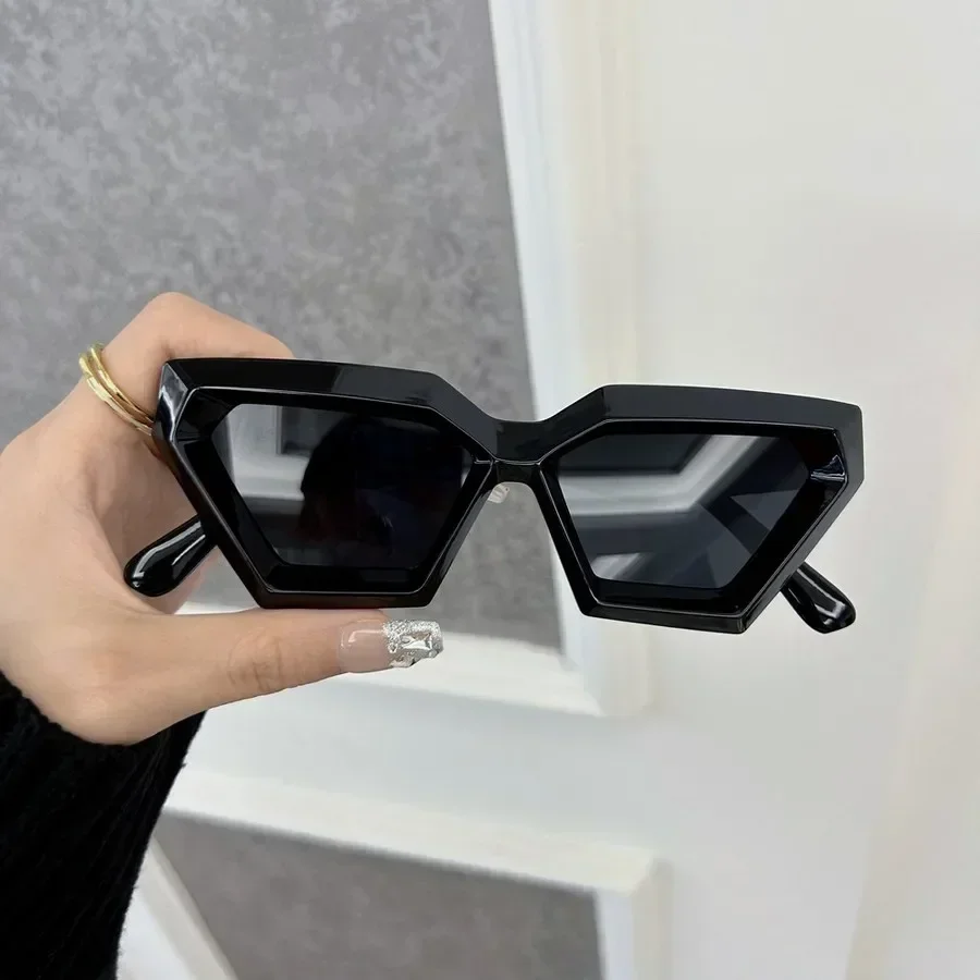 Black Square Sunglasses Women  - Vintage Fashion Female recensione e prezzo